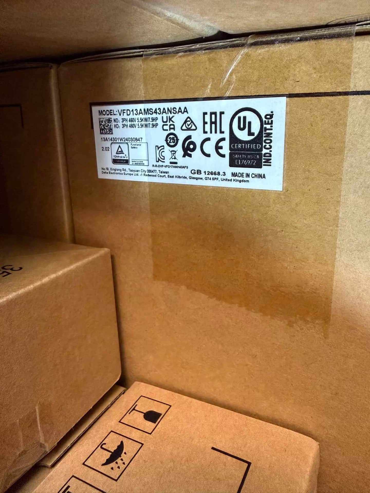 100% nuevo original y genuino Delta 380V 5.5KW VFD13AMS43ANSAAFconvertidores de frecuencia servomotor
