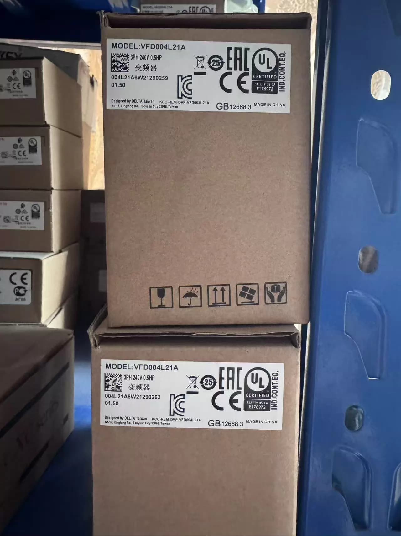 100% nuevo, original y genuino, convertidor de frecuencia Delta VFD004EL21A, servomotor