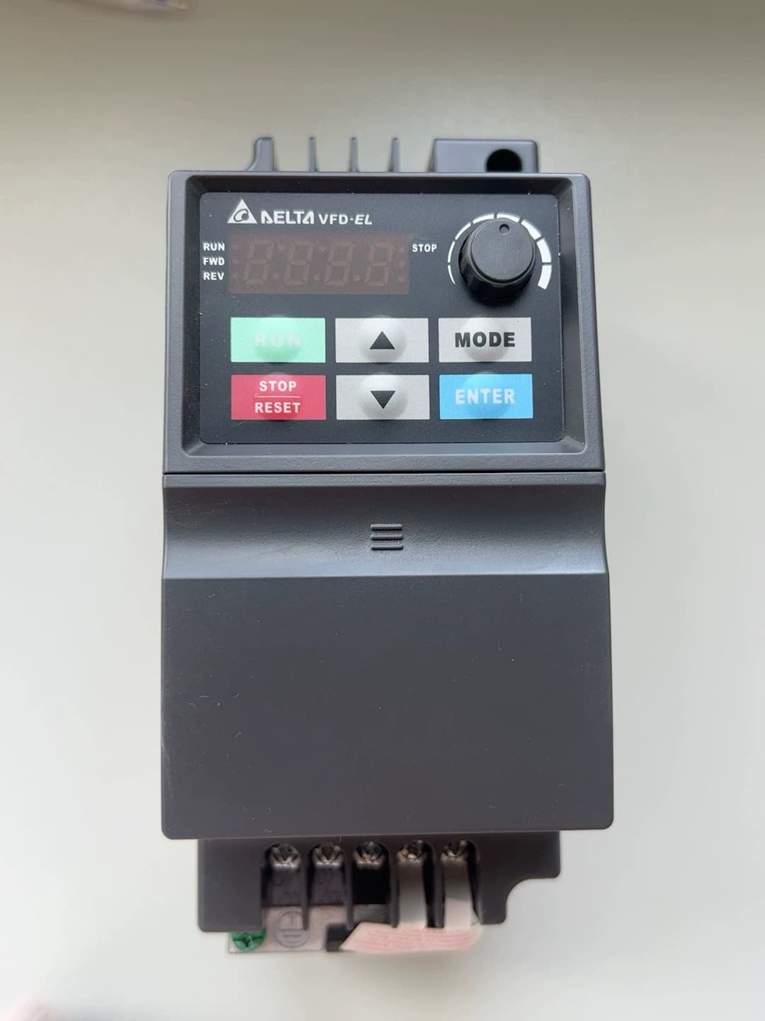100% nuevo, original y genuino, convertidor de frecuencia Delta VFD007EL21A, servomotor