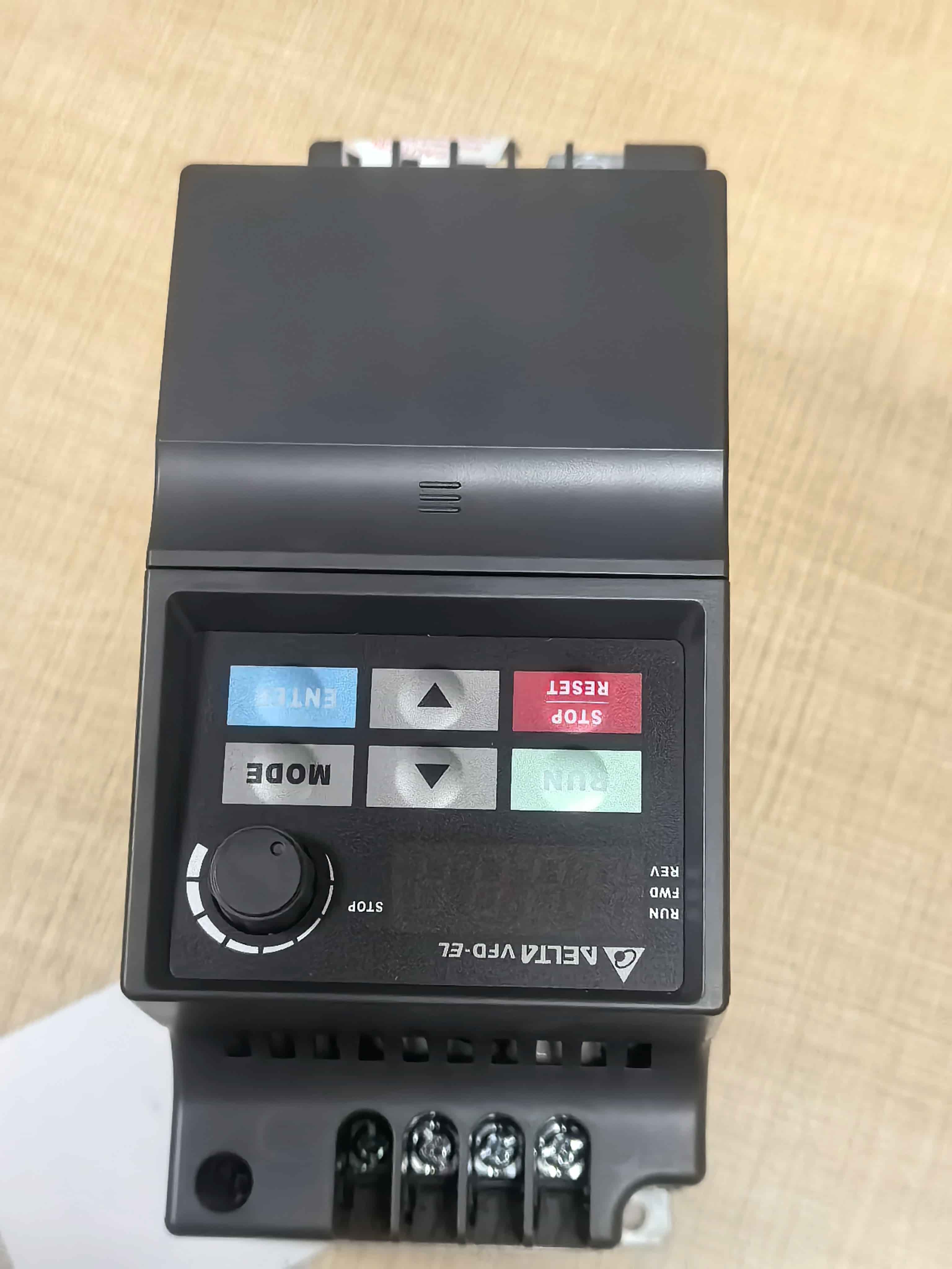 100% nuevo, original y genuino, convertidor de frecuencia Delta VFD007EL43A, servomotor