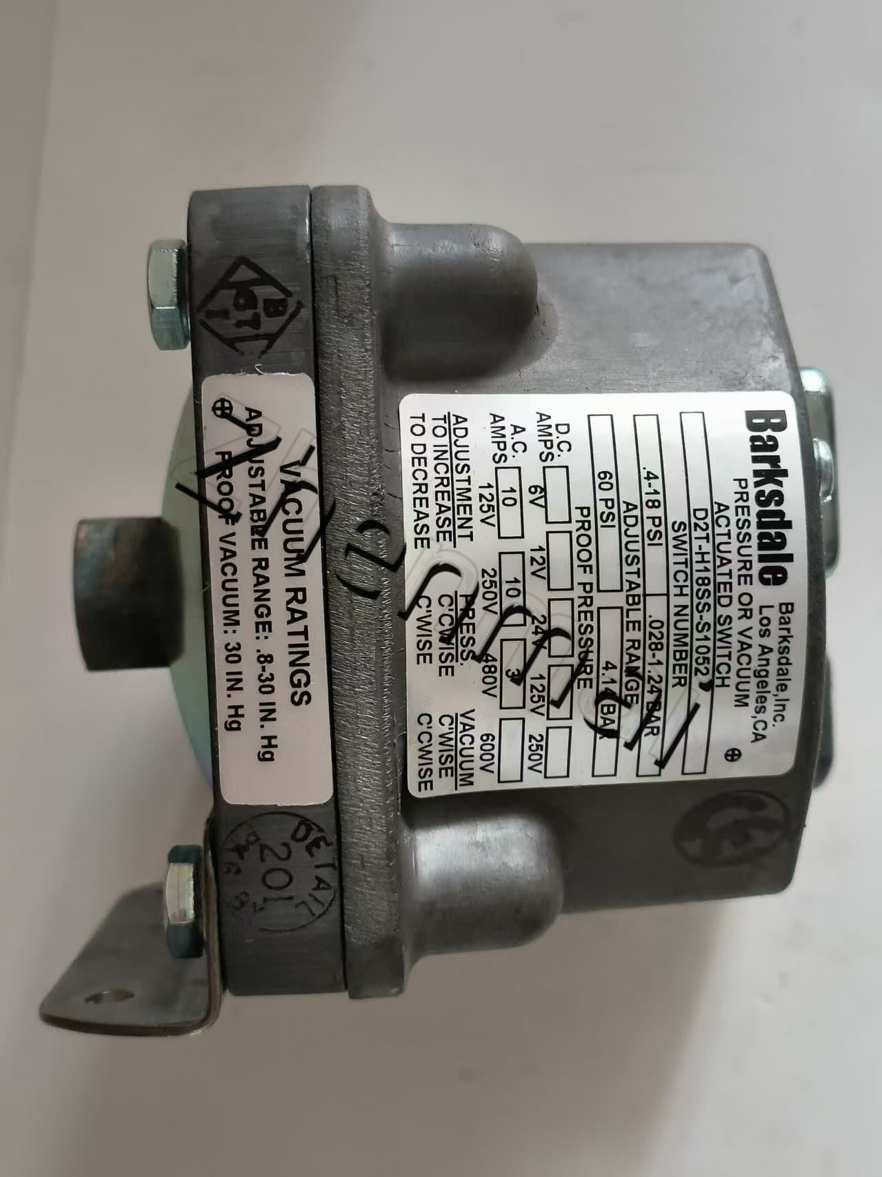 Nuevo y Original Barksdale D2T-H18SS-S1052 sensor de presión interruptor de nivel interruptor de flujo interruptor de presión envío rápido